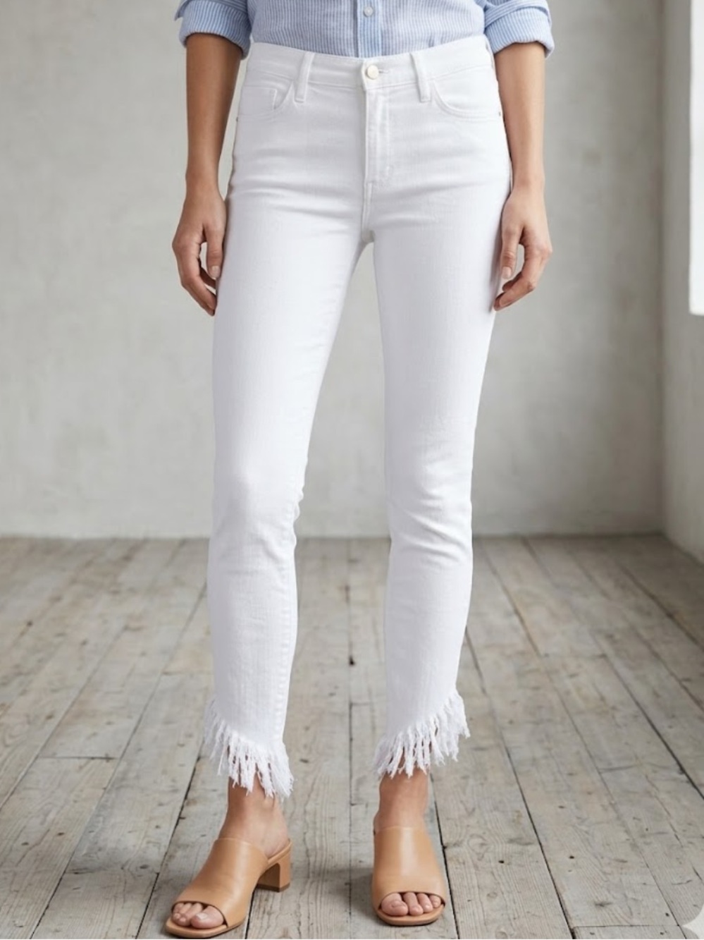 Frame Denim White Skinny Jeans with Frayed Ankles